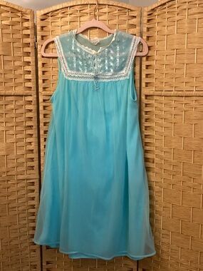 Vintage 50’s Glamour Aqua Blue Sleeveless Lace Yoke Neglige Nightgown